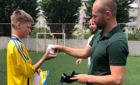 Колихаєв і Вінник агітують благодійністю 