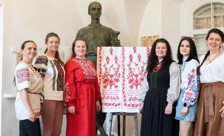 "Місцеві жителі вишивали, сидячи на руїнах музею": у Переяславі презентували "Рушник Сковороди"