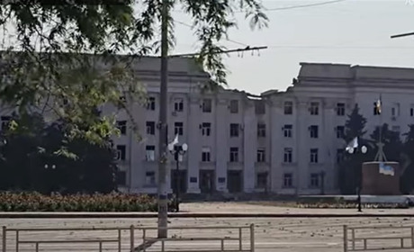 Окупанти вдарили по будівлі Херсонської облдержадміністрації