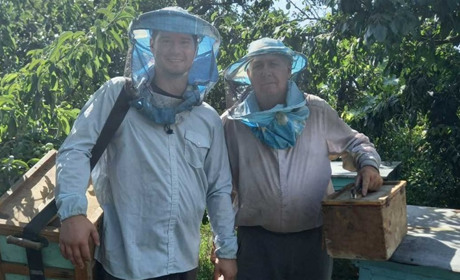 Як ми з дідом мед качали: перший досвід Володимира із Жовтих Вод