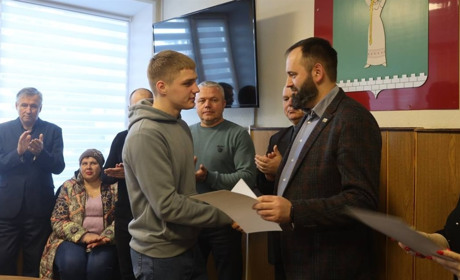 Міський голова нагородив обдарованих дітей та їхніх викладачів. Фото