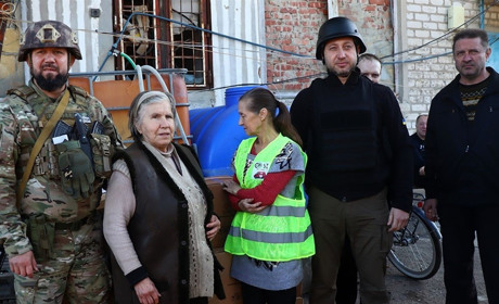 Поліційні доставили понад пів тонни гуманітарної допомоги у прифронтовий Вугледар. Відео