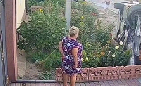 Троянди важливіші за життя? У Мережі обговорюють страшну ДТП на трасі Н-24, де загинула жінка. Відео