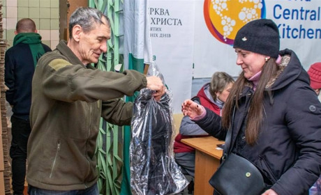 1076 жилетів із підігрівом для дітей: благодійники підтримали Куп’янську громаду