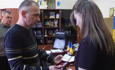 Родичам загиблих Героїв в Подільській міській раді вручили державні нагороди