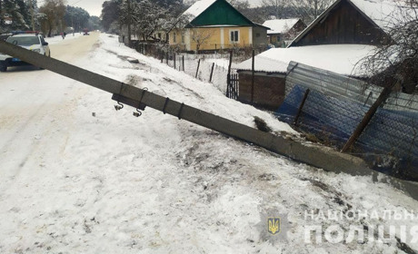 Кременчанин збив легковиком електроопору у Смизі: відео з камери спостереження