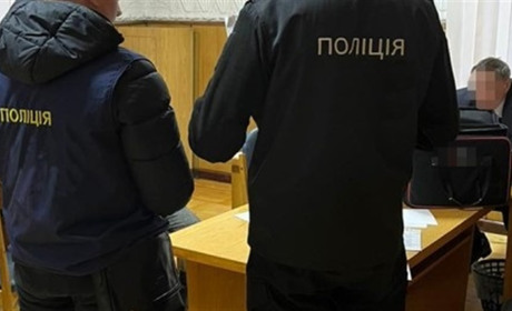 2 тисячі доларів хабаря за оренду земельної ділянки: на Житомирщині викрили у корупції посадовця
