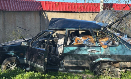 На Херсонщині російські дрони знищили автомобіль, який розвозив гуманітарний хліб (фото)