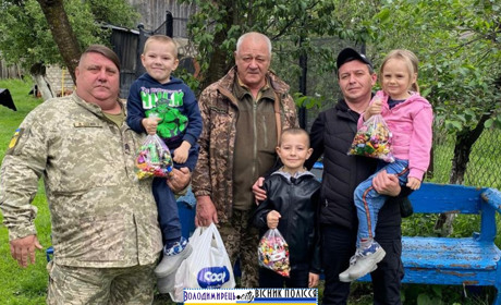 У Вараському районі дітям загиблих, зниклих безвісти та полонених воїнів передали подарунки до свята