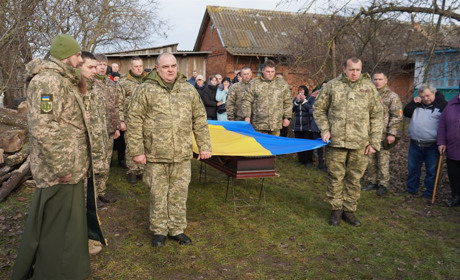 Без батька залишились двоє неповнолітніх дітей. Городоччани попрощалися із солдатом Максимом Ковалем