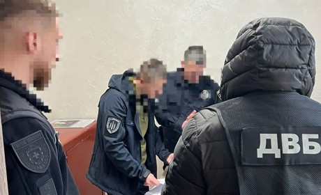 Працівник поліції на Сарненщині вимагав хабарі за перевезення деревини: він під домашнім арештом