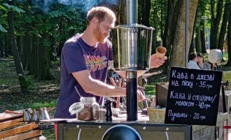 Мобільна кава від херсонця: Вимушений переселенець варить львів'янам незвичну каву