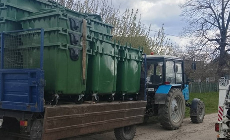 У Барській громаді встановлюють контейнери для сміття та косять траву