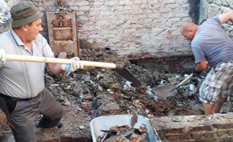 Корюківчани допомагають розбирати знищені росіянами будинки в Чернігові