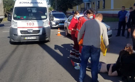 Дівчина, яка перетина дорогу на зелене світло, потрапила під колеса автівки. Її госпіталізували