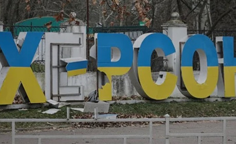 Окупанти скинули вибухівку з дрона у центрі Херсона: загинула людина, є постраждалі