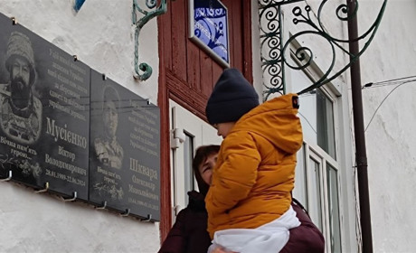 "Загинув, прикриваючи в бою побратима": Віктору Мусієнку в Дем'янцях відкрили пам'ятну дошку
