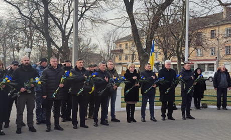 В Измаиле в честь Дня соборности Украины к памятнику Тарасу Шевченко возложили цветы (видео)