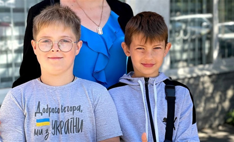 Шосткинські діти організували блок-пост, щоб збирати кошти на ЗСУ
