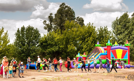 "Happy time" для дітей двух селищ Торецька: ігри, батути і безкоштовні ласощі