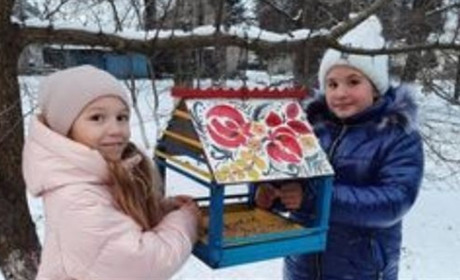 Дві дівчинки з Бару стали переможцями конкурсу на кращу годівничку