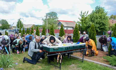 Поряд з ним було тихо, спокійно і затишно - у Переселенні поховали воїна Олександра Мірошника