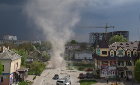 Смерч у Звягелі: рідкісне атмосферне явище помічене у центрі міста