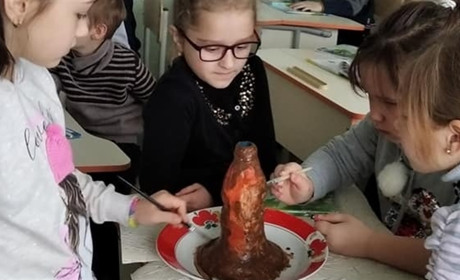 На уроках вчительки Ірини Шем’якової у Володимирівці учні моделюють та проводять досліди