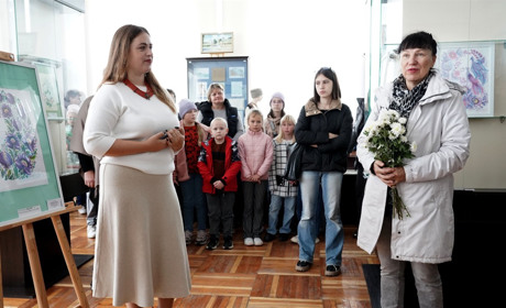 В Барському музеї розпочалася виставка майстрині петриківського розпису Надії Ткачук