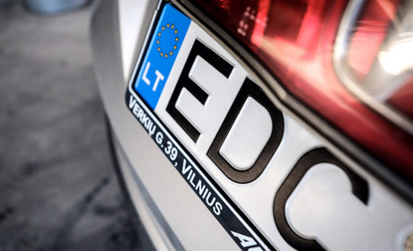 Поліція буде штрафувати власників «євроблях» на місці зупинки