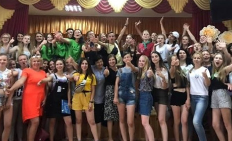 Старшокласниці з Володимирця взяли участь у літній школі для лідерів і обрали свого президента