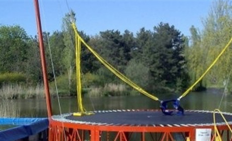 У Вараші через обірваний трос на дитячому банджі-батуті травмувалась 11-річна дівчинка