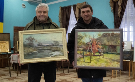 Краєзнавець придбав картини на благодійній виставці у Переяславі для майбутнього музею в Ташані