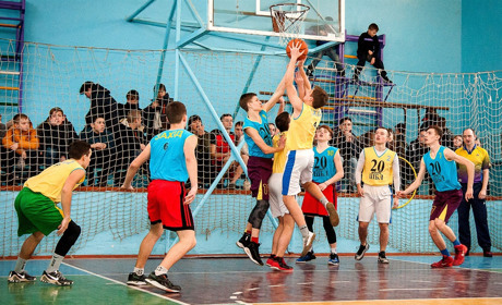  Лучшие игроки школьной баскетбольной лиги встретились на "Матче звезд"