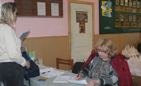 В Будинку культури видають продуктові набори переселенцям. За перший день роздали понад 400 штук