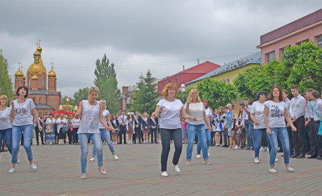 Матусі випускників школи №6 влаштували на площі міста флеш-моб: відео