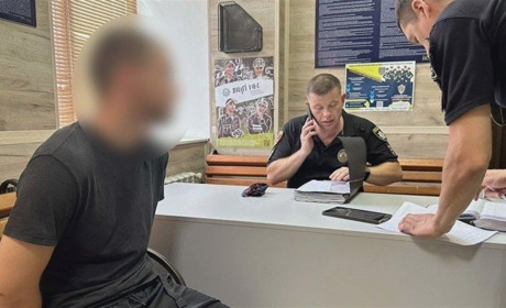 Інцидент з поліцією і стрілянина біля Привозу в Одесі: натовп хотів допомогти втекти порушнику