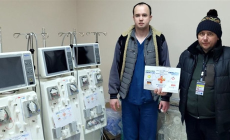 Апарати для гемодіалізу та гриль на вулицях розбомблених міст. Історія волонтера Вадима Сокальського