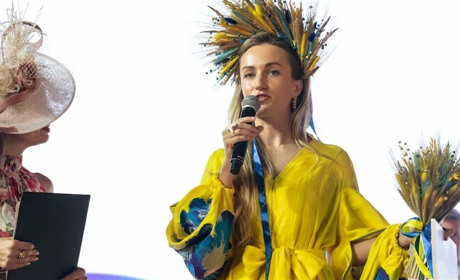 Українка перемогла в конкурсі на найкраще національне вбрання під час кубку світу з кінних перегонів