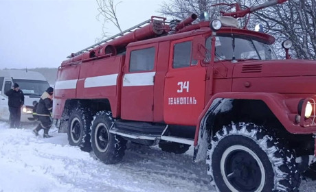 Рятувальники Житомирщини вивільняють зі снігових заметів людей та автівки