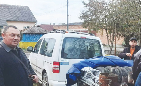 Кіцманські комунальники продовжують виготовляти пічки-буржуйки для військових
