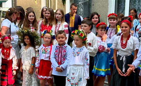 Зарічне святкувало День Селища – організували етно дефіле і збирали гроші для ЗСУ