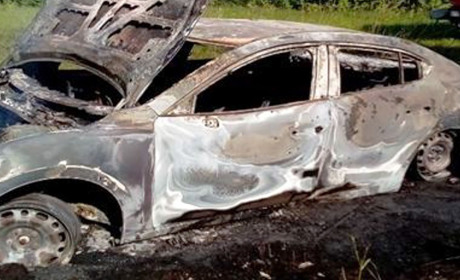 На Менщині зловмисники розстріляли автівку з родиною та підпалили її, щоб приховати сліди