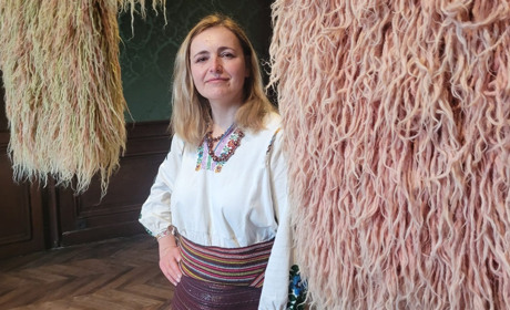 Майстриня Руслана Гончарук, яка створює унікальні гуні та кардигани, живе в Лужанах