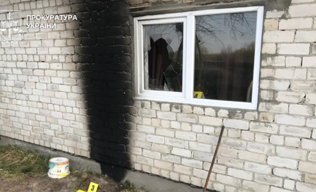 Судитимуть чоловіків, які кинули пляшки із запальною сумішшю в житловий будинок
