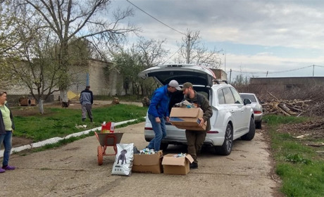 Напередодні Великодня собаки з южноукраїнського притулку отримали від волонтерів «смаколики»