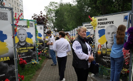 У Сквері пам'яті в День вишиванки вшанували полеглих Героїв Звягельської громади