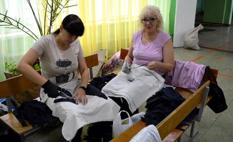 У Переяславі п’ятий місяць плетуть сітки для ЗСУ: долучилися директорка школи й завідувачка дитсадка