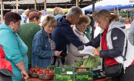 На переяславському базарі подешевшала олія, а ціна на полуницю, черешню, молоду картоплю ще незмінна