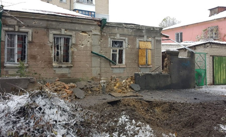 Російські окупанти обстрілюють Херсонщину: атакували житлові будинки, автівки, банк (ФОТО)